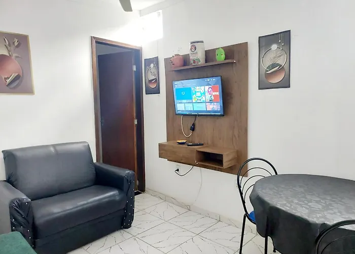 Quarto e Sala com Ar Condicionado, TV e Cozinha
