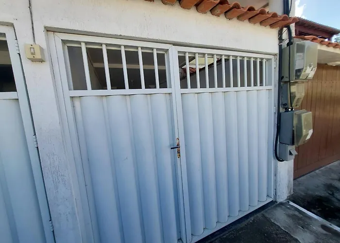 Quarto e Sala com Ar Condicionado, TV e Cozinha